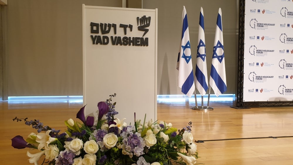 לפיד מחזיר טובה מסרה רשימות של ניצולי השואה ותמונה ב יד ושם בחזית
